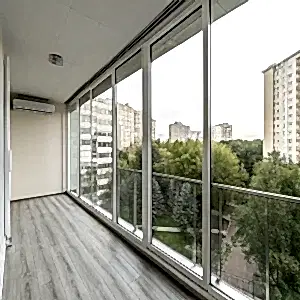 Лоджия с ламинатом на полу